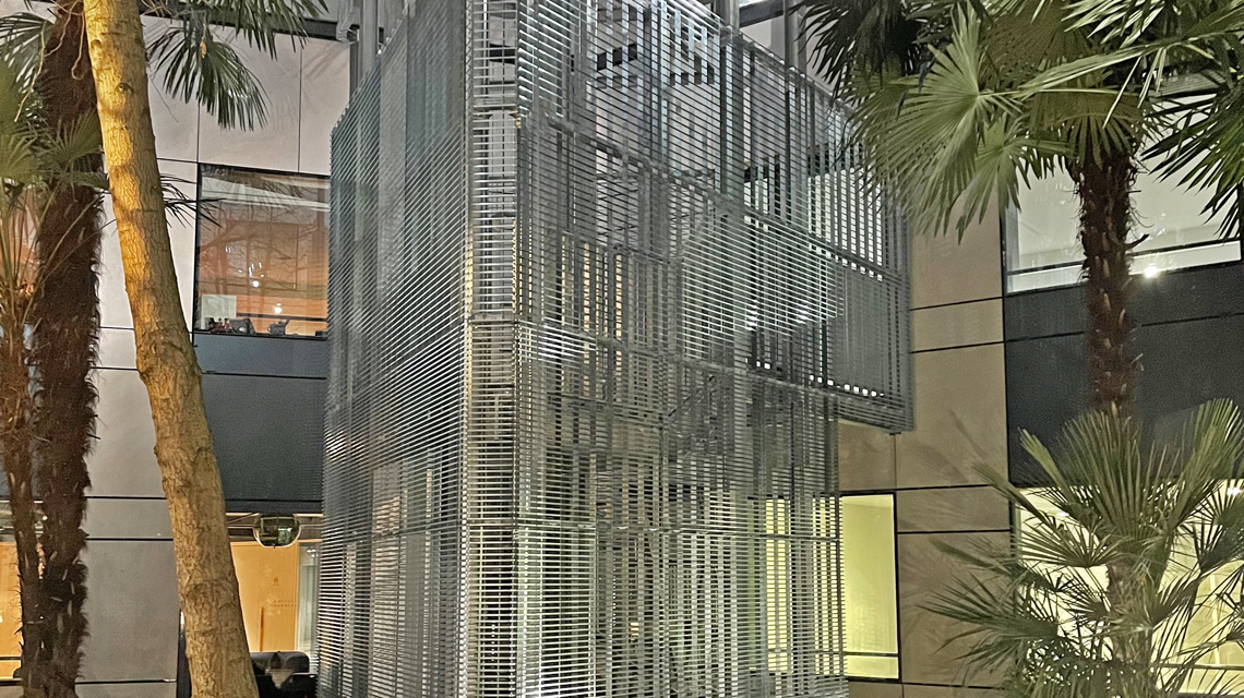 Parement escalier grille électro-soudée ARRAS acier galvanisé La Défense www.maillemetaldesign.fr
