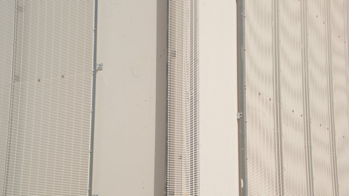 Grille électro-soudée thermolaquée appelées SLOT mises en oeuvre sur la façade du bâtiment de l'institut photovoltaïque de Saclay www.slotdesign.fr - <p>Grille électro-soudée thermolaquée appelées SLOT mises en oeuvre sur la façade du bâtiment de l’institut photovoltaïque de Saclay <a href=