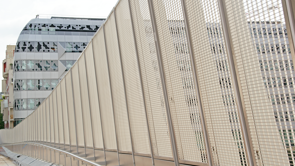 Passerelle Paris Batignolles grille électro-soudée thermolaquée www.maillemetaldesign.fr - <p>Passerelle Paris Batignolles grille électro-soudée thermolaquée <a href=