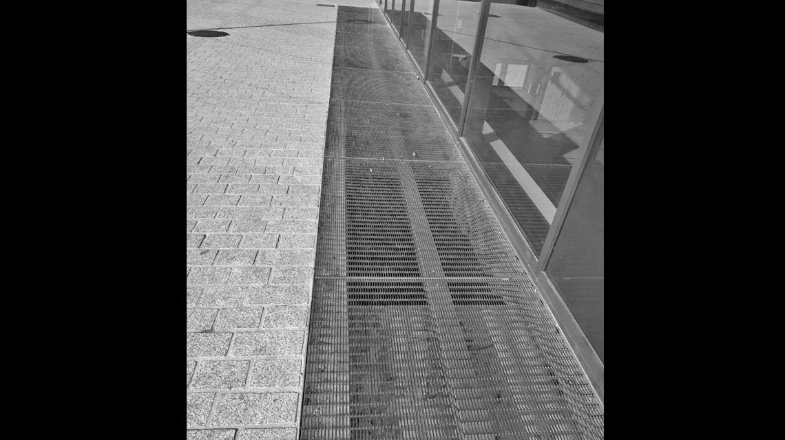 Caillebotis SLOT RADIUS Acier inox St Maur des Fossées www.slotdesign.fr - <p>Caillebotis SLOT RADIUS Acier inox St Maur des Fossées <a href=