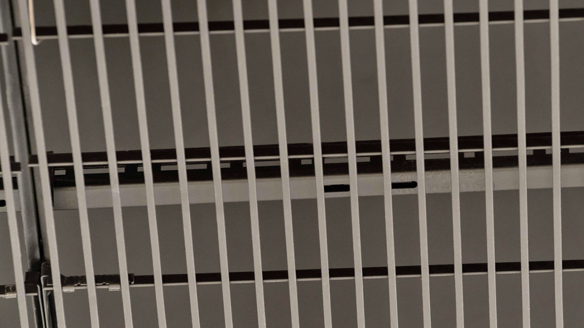Plafond en grille architecturale SLOT thermolaquée www.slotdesign.fr - <p>Plafond en grille architecturale SLOT thermolaquée <a href=