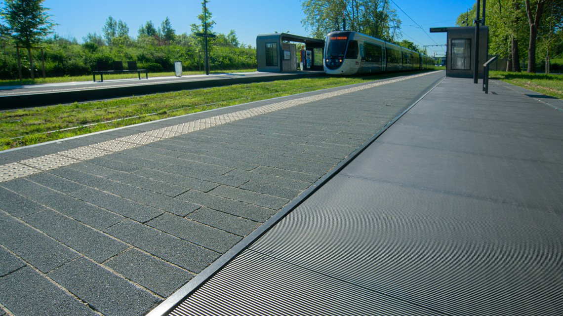 Slot inox 316L cintré sur mesure – Habillage abri Tram 12 Express - <p>Grille électro-soudée type slot en inox AISI 316L, cintrée sur mesure pour l’habillage architectural des abris du Tram 12 Express. Une solution performante pour infrastructure publique combinant résistance mécanique, durabilité et design contemporain.</p>