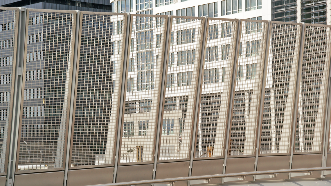 Passerelle Paris Batignolles grille électro-soudée thermolaquée www.maillemetaldesign.fr - <p>Passerelle Paris Batignolles grille électro-soudée thermolaquée <a href=