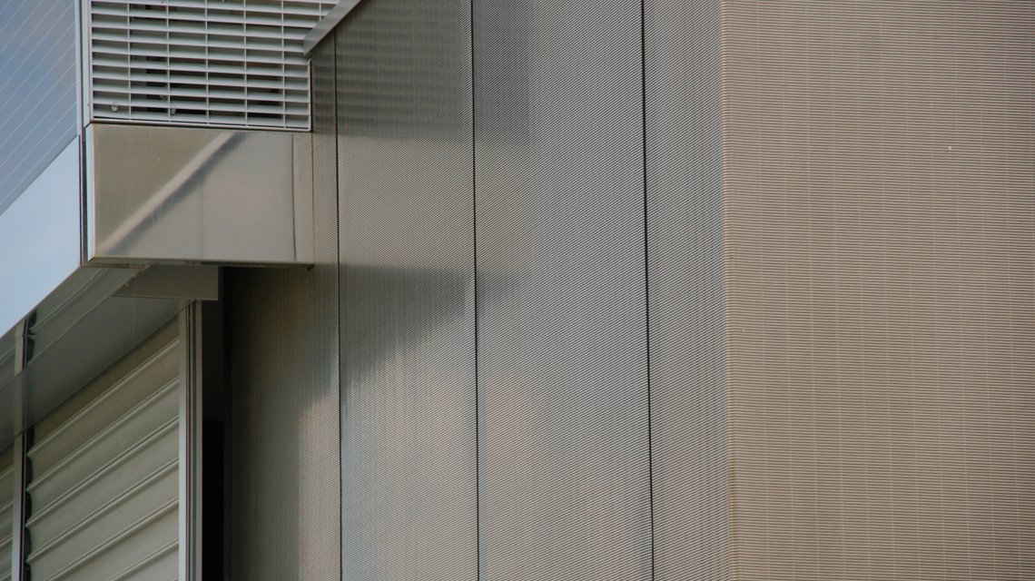 façade en grille métallique électro-soudée RADIUS architecture Reims www.maillemetaldesign.fr - <p>grille électro soudée SLOT modèle RADIUS en acier inoxydable fixée en façade du bâtiment de bureaux à Reims</p>