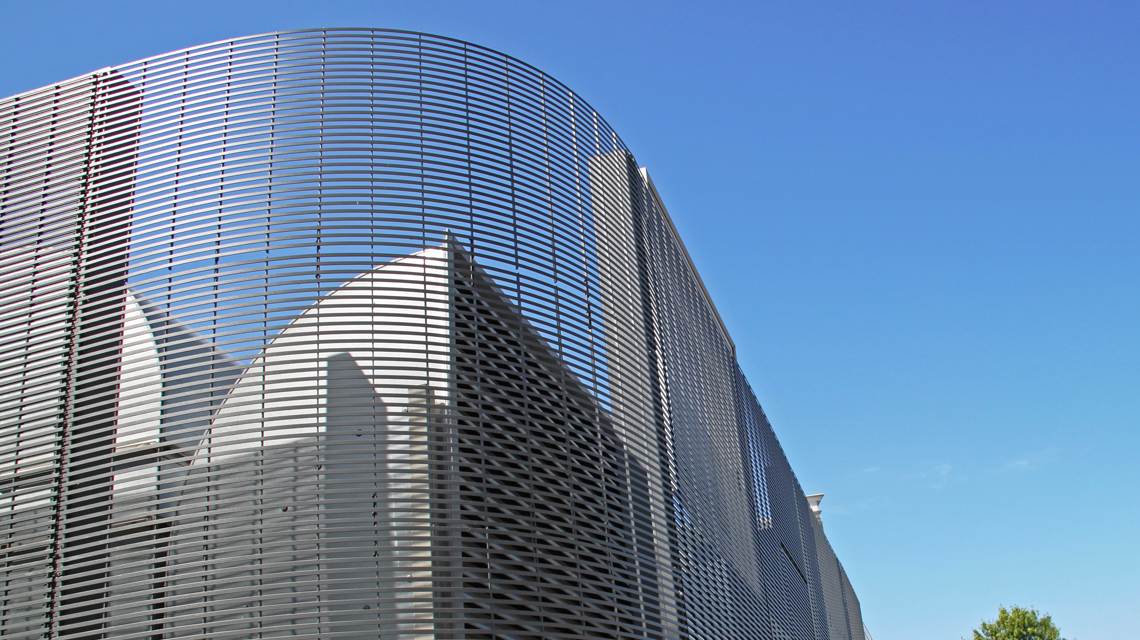 façade architecturale en maille métallique slot radius grille électro soudée INOX www.maillemetaldesign.fr 