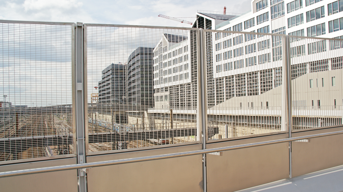 Passerelle Paris Batignolles grille électro-soudée thermolaquée www.maillemetaldesign.fr - <p>Passerelle Paris Batignolles grille électro-soudée thermolaquée <a href=