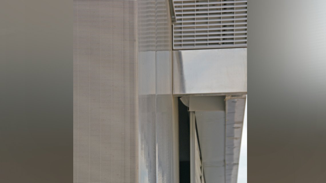 façade en grille métallique électro-soudée RADIUS architecture Reims www.maillemetaldesign.fr - <p>grille électro soudée SLOT modèle RADIUS en acier inoxydable fixée en façade du bâtiment de bureaux à Reims</p>