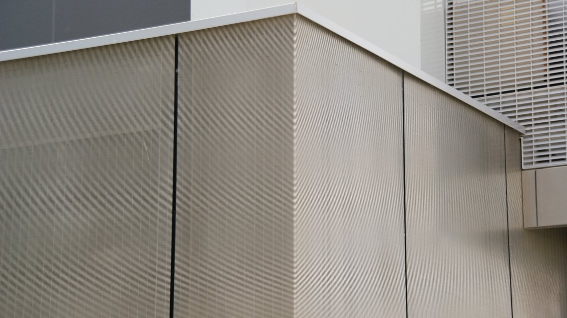 façade en grille métallique électro-soudée RADIUS architecture Reims www.maillemetaldesign.fr - <p>grille électro soudée SLOT modèle RADIUS en acier inoxydable fixée en façade du bâtiment de bureaux à Reims</p>