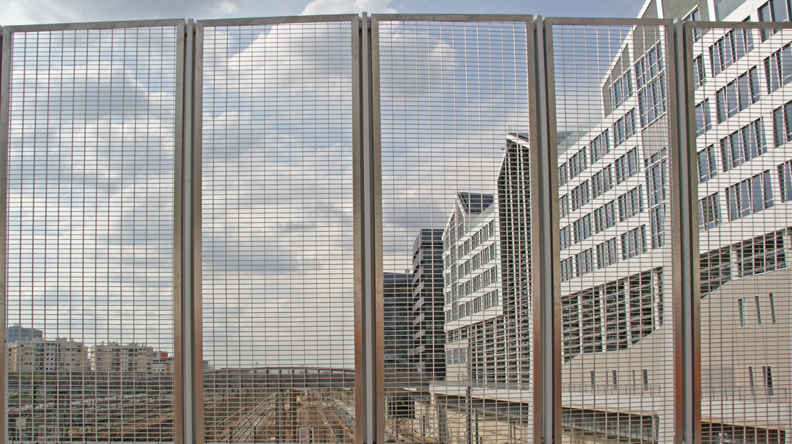 Passerelle Paris Batignolles grille électro-soudée thermolaquée www.maillemetaldesign.fr - <p>Passerelle Paris Batignolles grille électro-soudée thermolaquée <a href=