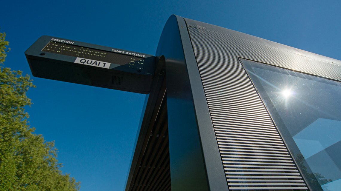 Détail de grille slot cintrée – Façade architecturale espace public - <p>Détail du profil slot cintré en inox 316L accompagnant les lignes courbes de l’architecture. Solution de façade métallique ventilée adaptée aux projets d’infrastructure et d’aménagement urbain.</p>