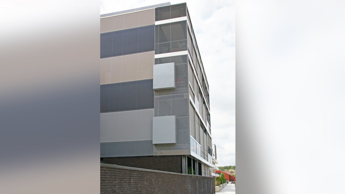 façade en grille métallique électro-soudée RADIUS architecture Reims www.maillemetaldesign.fr - <p>grille électro soudée SLOT modèle RADIUS en acier inoxydable fixée en façade du bâtiment de bureaux à Reims</p>