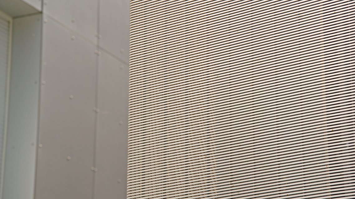 façade en grille métallique électro-soudée RADIUS architecture Reims www.maillemetaldesign.fr - <p>grille électro soudée SLOT modèle RADIUS en acier inoxydable fixée en façade du bâtiment de bureaux à Reims</p>