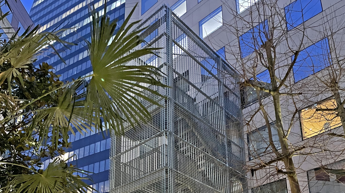 Parement escalier grille électro-soudée ARRAS acier galvanisé La Défense www.maillemetaldesign.fr