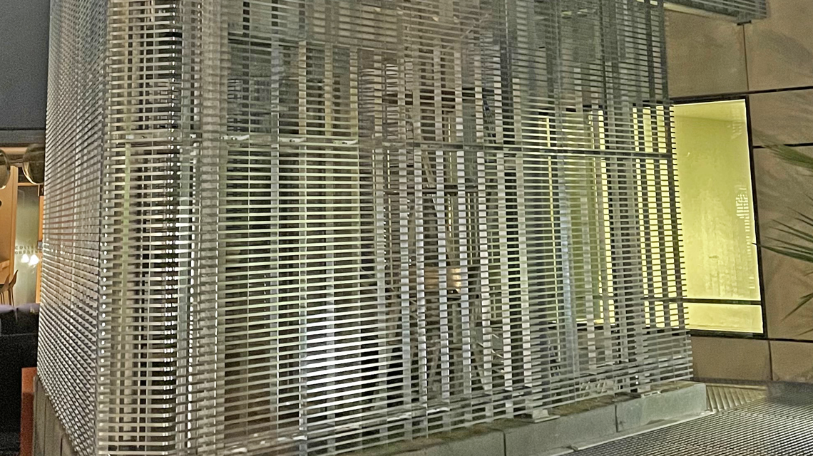 Parement escalier grille électro-soudée ARRAS acier galvanisé La Défense www.maillemetaldesign.fr