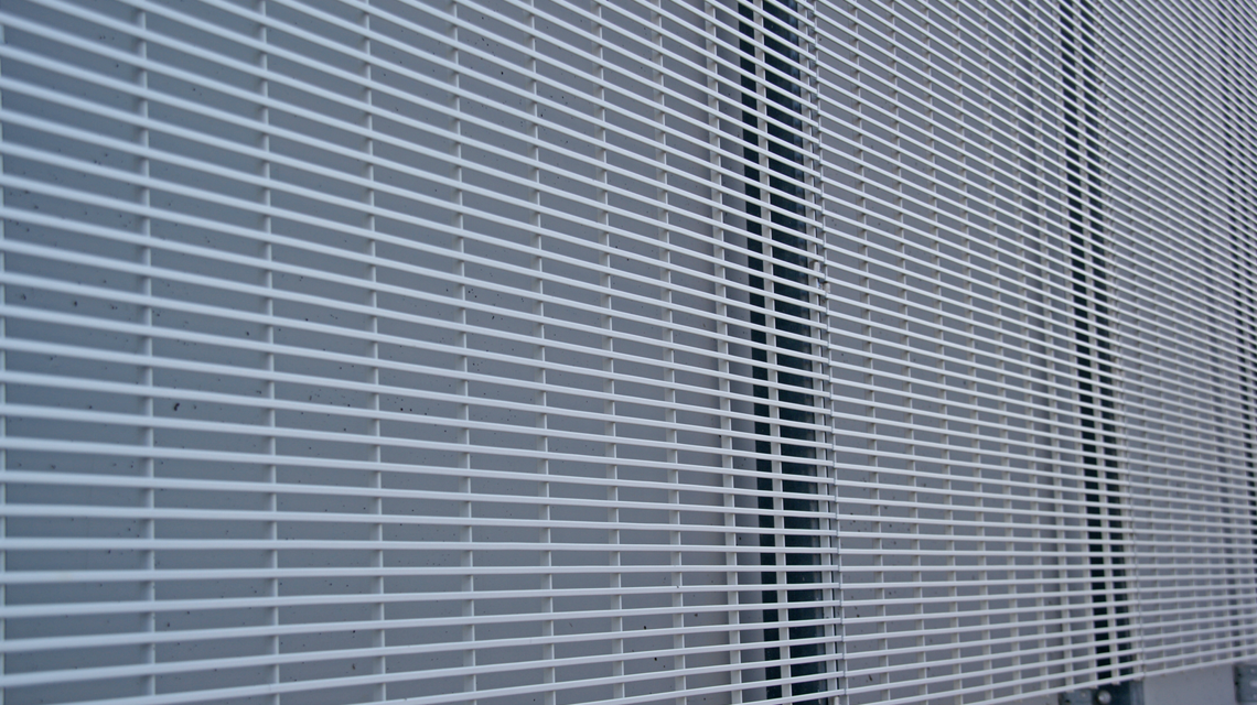 Grille électro-soudée thermolaquée appelées SLOT mises en oeuvre sur la façade du bâtiment de l'institut photovoltaïque de Saclay @maillemetaldesign - <p>Grille électro-soudée thermolaquée appelées SLOT mises en oeuvre sur la façade du bâtiment de l’institut photovoltaïque de Saclay @maillemetaldesign</p>