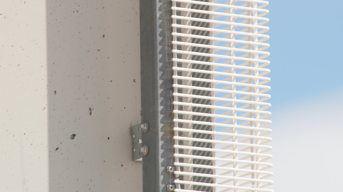 Grille électro-soudée thermolaquée appelées SLOT mises en oeuvre sur la façade du bâtiment de l'institut photovoltaïque de Saclay www.slotdesign.fr - <p>Grille électro-soudée thermolaquée appelées SLOT mises en oeuvre sur la façade du bâtiment de l’institut photovoltaïque de Saclay <a href=